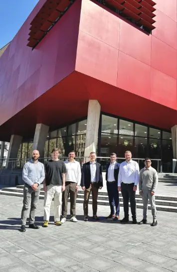 Das SURE(L)LM Projektteam vor dem roten Forschungsgebäude der Hochschule München